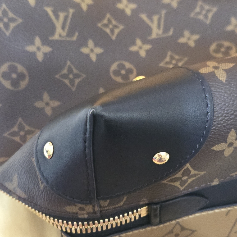 Louis Vuitton Limited Edition Triangle Softy Reverse Monogram - Picture 9 of 16